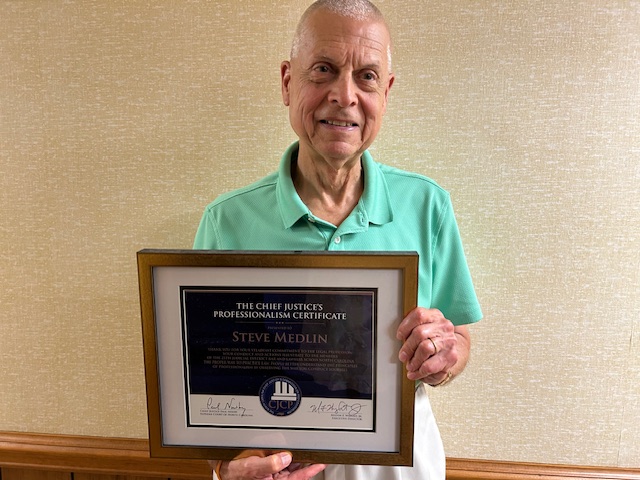 Steve Medlin receiving the Chief Justice's Professionalism Certificate